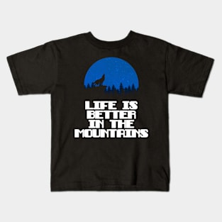 LIFE IS BETTER IN THE MOUNTAINS Wolf Howling On A Mountain With A Night Sky Full Of Stars With A Full Moon Kids T-Shirt